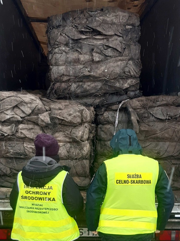 Służby udaremniły transport 23 ton nielegalnych odpadów. Kierowca przewoził zużytą agrowłókninę zanieczyszczonej ziemią. /Krajowa Administracja Skarbowa /