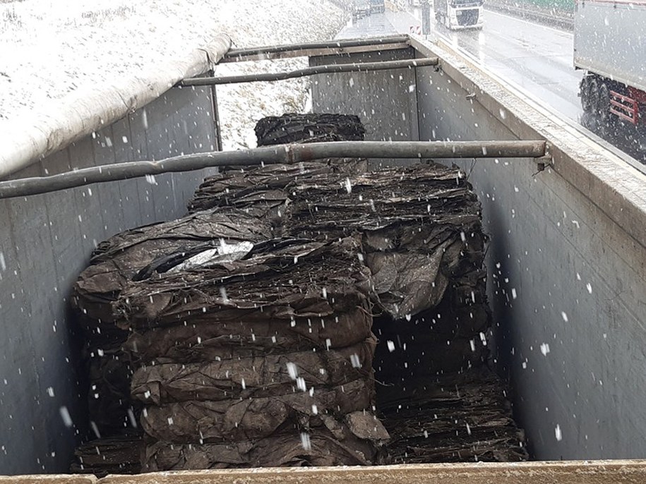 Służby udaremniły transport 23 ton nielegalnych odpadów. /Krajowa Administracja Skarbowa /