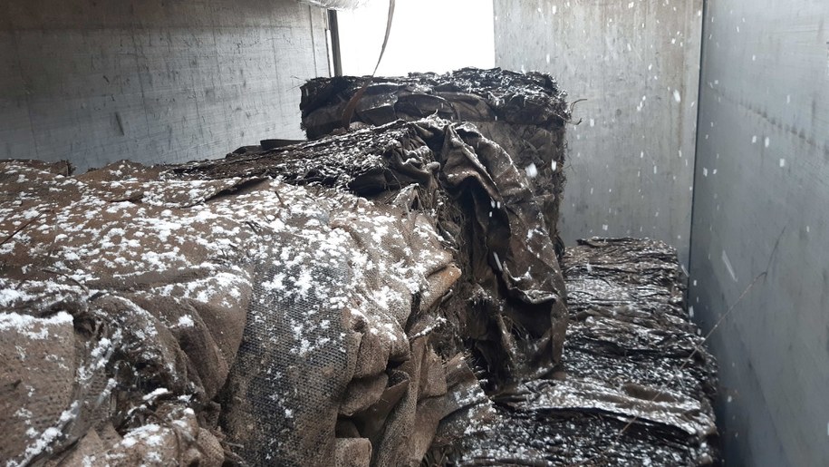 Służby udaremniły transport 23 ton nielegalnych odpadów. /Krajowa Administracja Skarbowa /