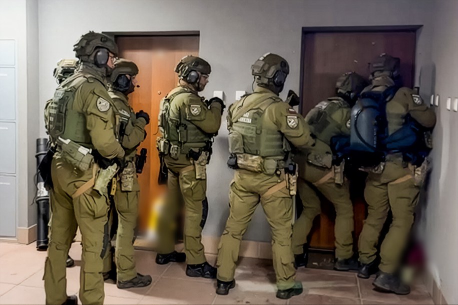 Służby uderzyły w gang związany ze środowiskiem pseudokibiców. Zatrzymano 14 osób /CBŚP /