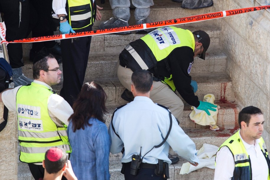 Służby usuwają plamy krwi w miejscu ataku /ABIR SULTAN /PAP/EPA