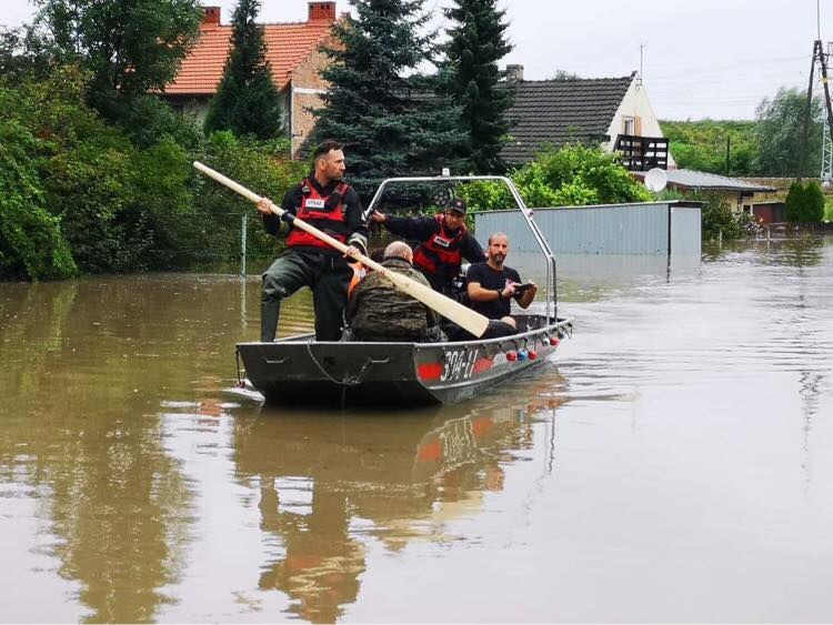 Służby usuwają skutki powodzi na Starym Bieżanowie w Krakowie /Fot. Bogusław Świerzowski/Krakow.PL /Facebook