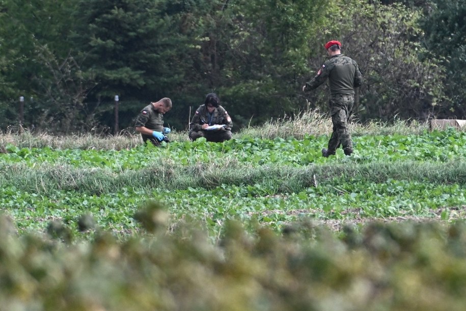Służby w czasie poszukiwań dronów, które naruszyły polską przestrzeń powietrzną /Wojtek Jargiło /PAP