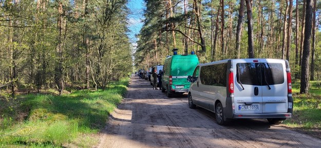 Służby w lesie w miejscowości Zamość pod Bydgoszczą, gdzie znaleziono szczątki rakiety Ch-55 /Beniamin Piłat /RMF FM