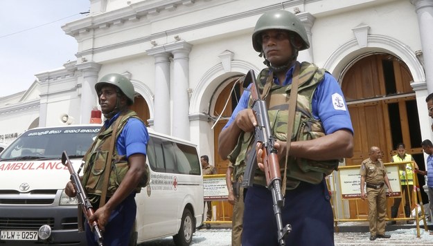 Służby w miejscu ataku na jeden z kościołów w Kolombo /M.A. PUSHPA KUMARA /PAP/EPA