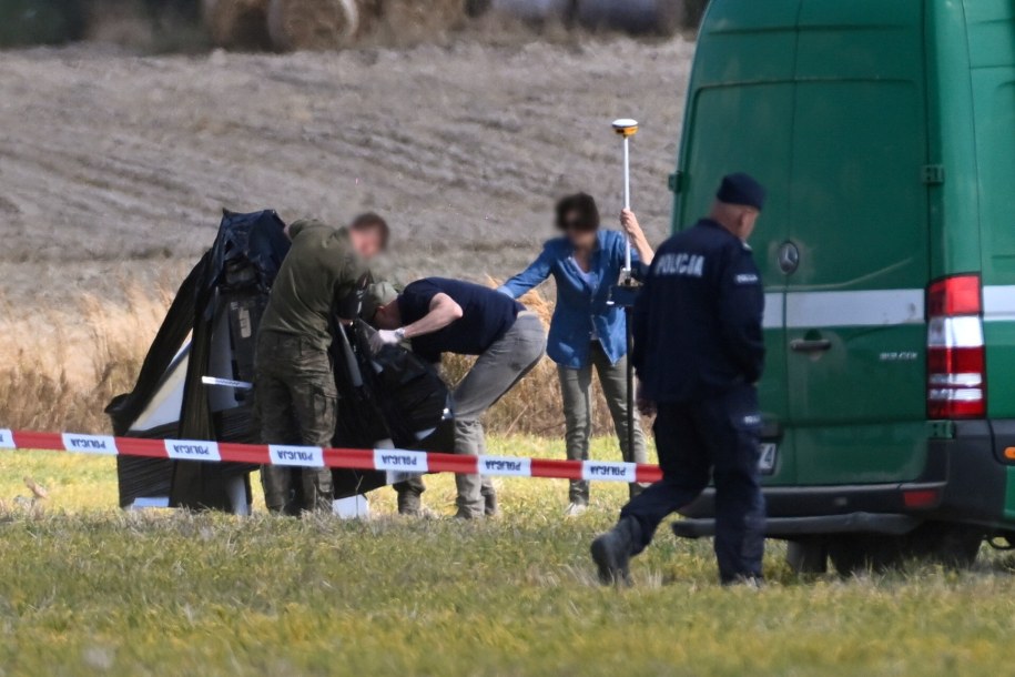 Służby w miejscu upadku rosyjskiego drona /Wojtek Jargilo /PAP