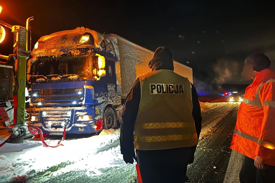 Służby w miejscu zatoru na S7 w powiecie ostródzkim /Komenda Miejska Policji w Olsztynie