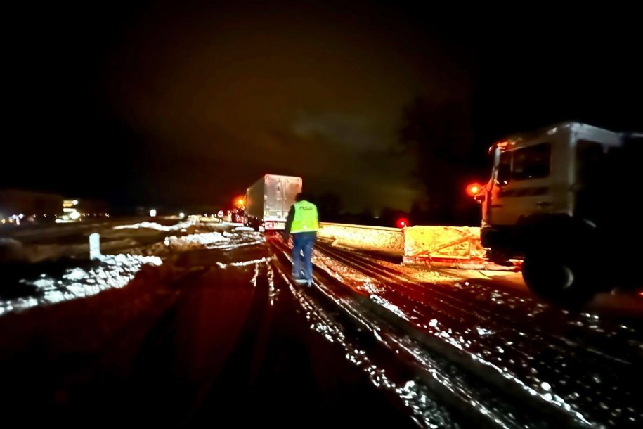 Służby w miejscu zatoru na S7 w powiecie ostródzkim /Komenda Miejska Policji w Olsztynie /PAP