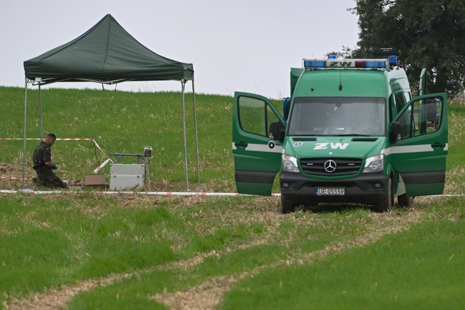 Służby w miejscu znalezienia fragmentów polskiej rakiety w miejscowości Choiny w pow. świdnickim we wrześniu 2025 r. /Wojtek Jargiło /PAP