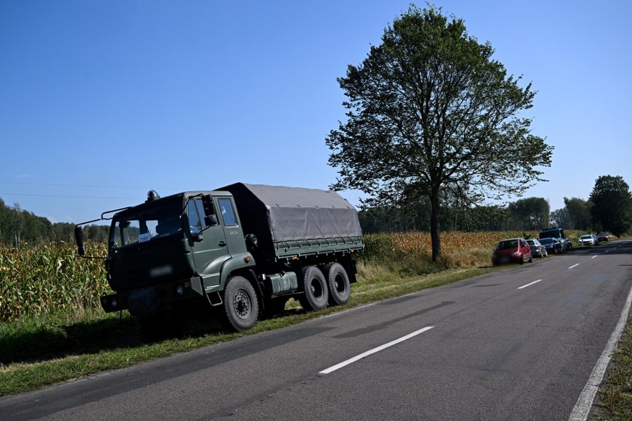 Służby w miejscu znalezienia rosyjskiego drona i szczątków pocisku w miejscowości Wyhalew /Wojtek Jargiło /PAP