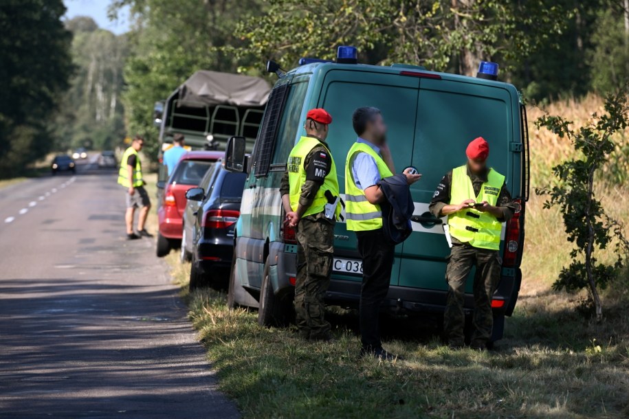 Służby w miejscu znalezienia rosyjskiego drona i szczątków pocisku w miejscowości Wyhalew /Wojtek Jargiło /PAP