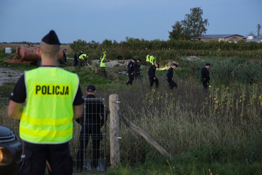 Służby w miejscu znalezienia rosyjskiego drona w miejscowości Korsze, zdj. z soboty /Tomasz Waszczuk /PAP