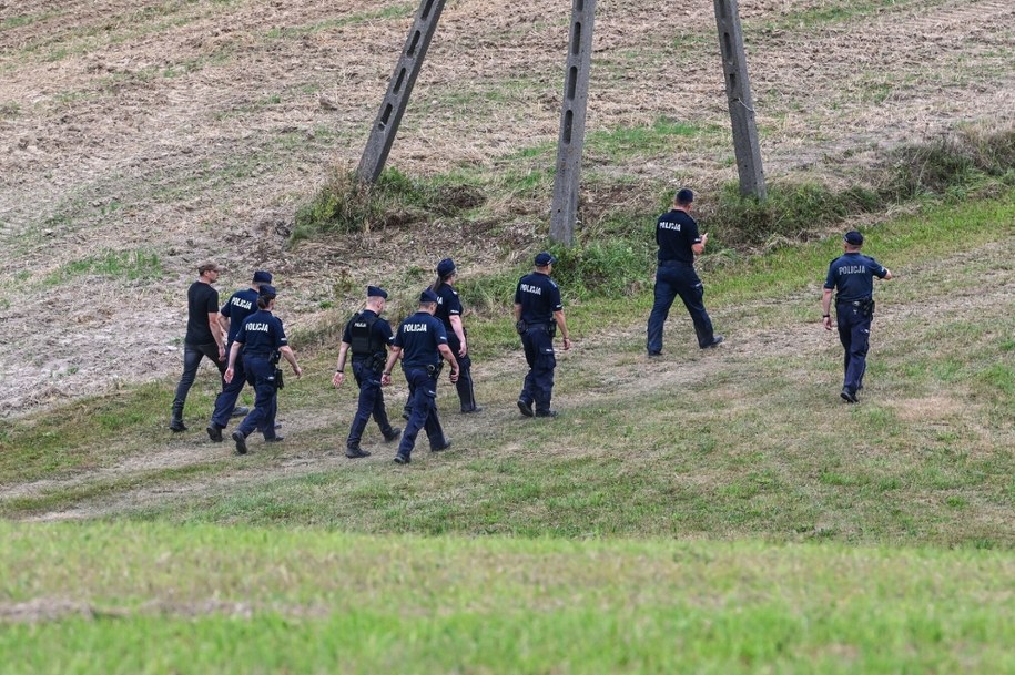 Służby w okolicach miejsca upadku niezidentyfikowanego drona w kolonii Majdan-Sielec. Do zdarzenia doszło w sobotę /Wojtek Jargiło /PAP