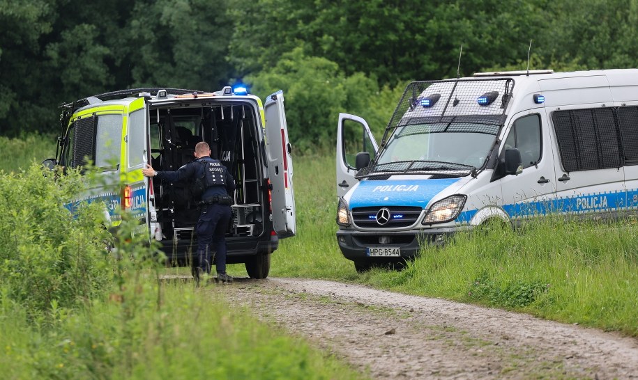 Służby w okolicy miejsca odnalezienia wraku śmigłowca Robinson na zboczach góry Lubogoszcz / 	Grzegorz Momot    /PAP