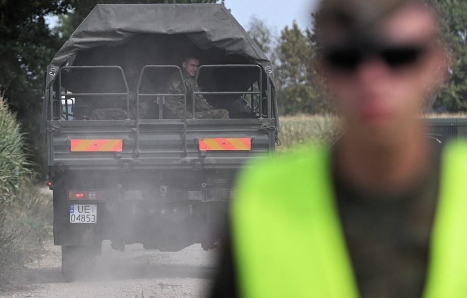 Służby w Osinach, gdzie spadł i eksplodował dron (zdjęcie z 20 sierpnia 2025 r.) /Wojtek Jargiło /PAP