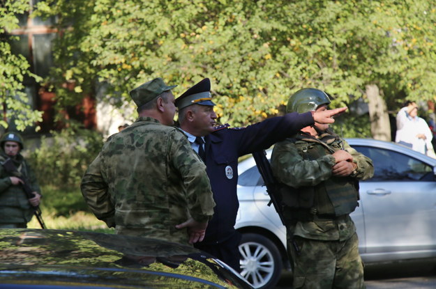 Służby w pobliżu budynku szkoły /KERCH.FM /PAP/EPA