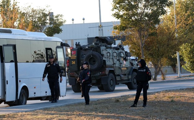 Służby w pobliżu miejsca ataku terrorystycznego /ADEM ALTAN/AFP /East News