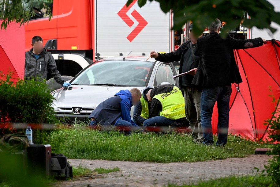 Służby w pobliżu miejsca strzelaniny przy ulicy Królowej Jadwigi w Białej Podlaskiej. /Wojtek Jargiło /PAP