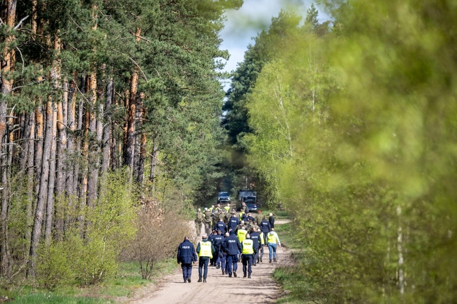 Służby w pobliżu miejsca znalezienia szczątków rosyjskiej rakiety /Tytus Żmijewski /PAP