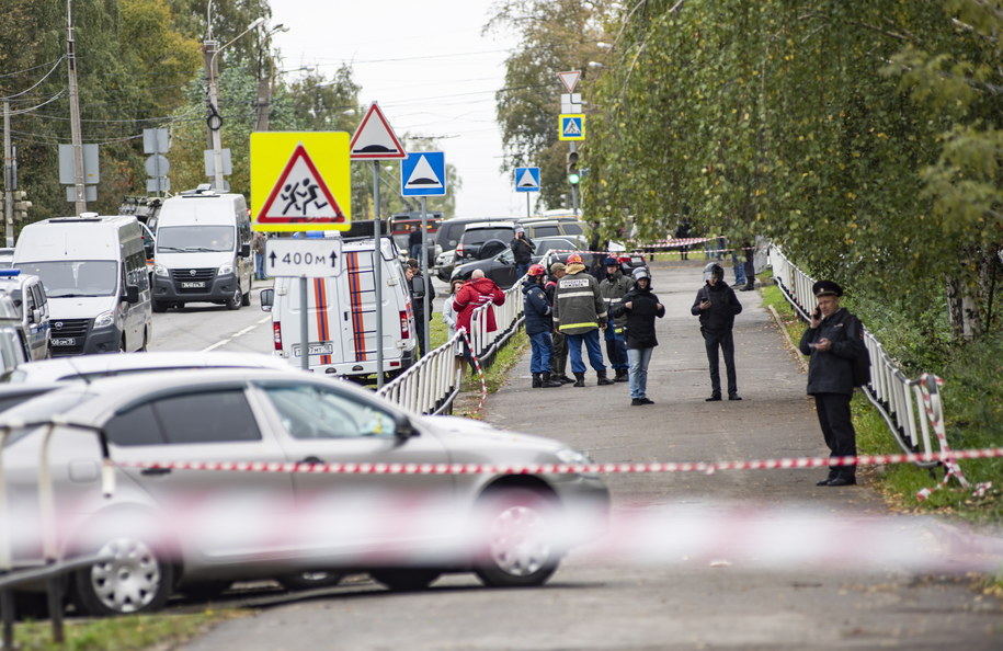 Służby w pobliżu szkoły w Iżewsku, gdzie doszło do strzelaniny /ANDREY KOROTKOV /PAP/EPA