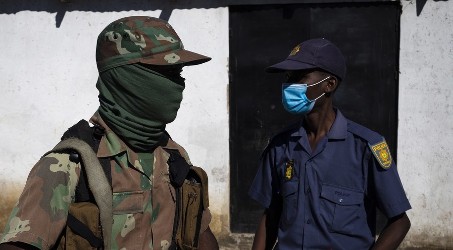 Służby w RPA /Kim Ludbrook  /PAP/EPA