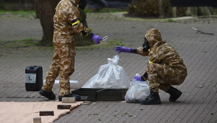 Służby w Salisbury, gdzie zemdleli Skripalowie /Ben Birchall    /PAP/EPA