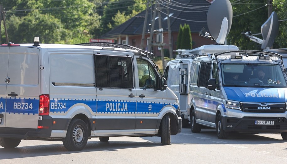 Służby w Starej Wsi podczas poszukiwań Tadeusza D. /	Grzegorz Momot   /PAP