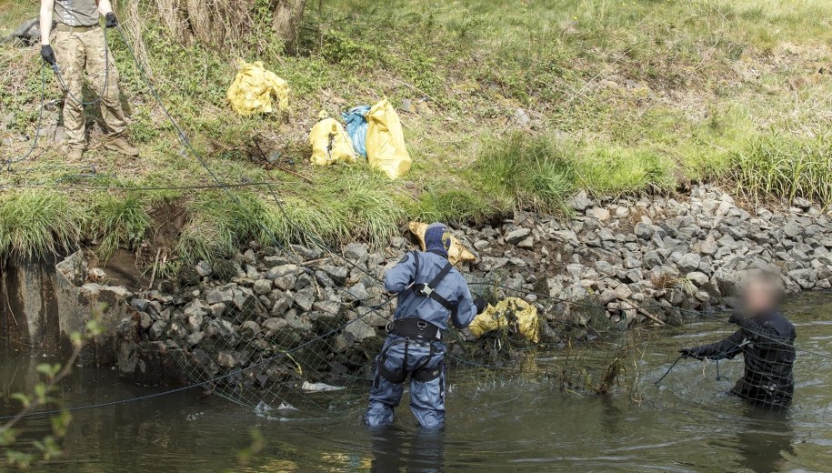 Służby w trakcie poszukiwań dziecka /Aleksander Koźmiński /PAP