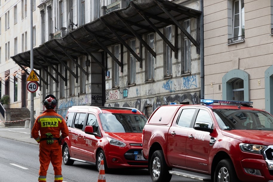 Służby w Warszawie na miejscu zawalenia stropu kamienicy /Mikołaj Poruszek /RMF FM