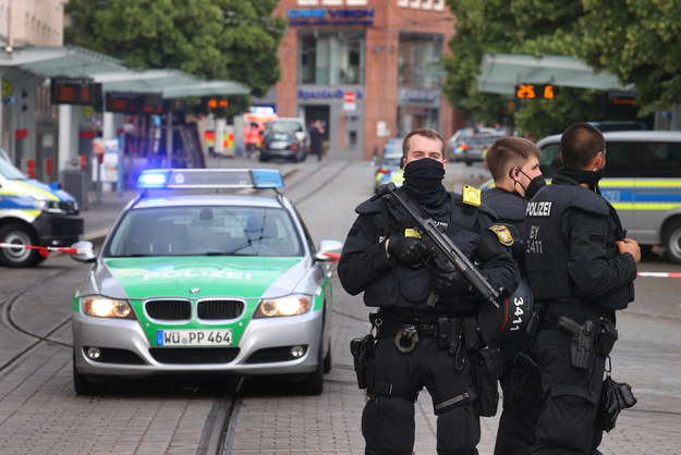 Służby w Wuerzburgu po ataku nożownika /Karl-Josef Hildenbrand /PAP/EPA
