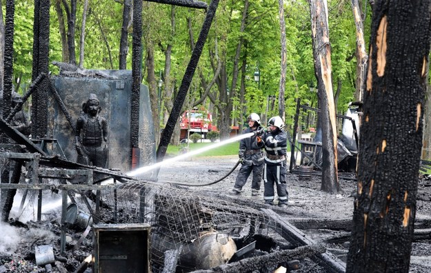 Służby walczą w Ukrainie z masą pożarów, które wywoływane są przez działania wojenne. Zdjęcie ze spalonego placu zabaw w Charkowie /SERGEY KOZLOV /PAP/EPA