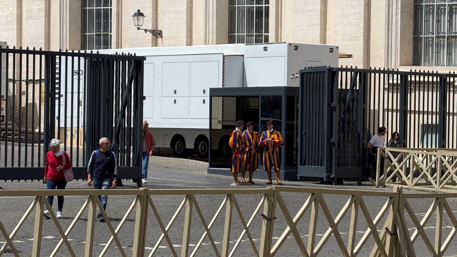 Służby watykańskie w pogotowiu /Jacek Skóra /RMF FM