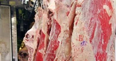 Służby weterynaryjne sprawdzą 26 firm produkujących mięso i przetwory oraz 7 mleczarni /AFP
