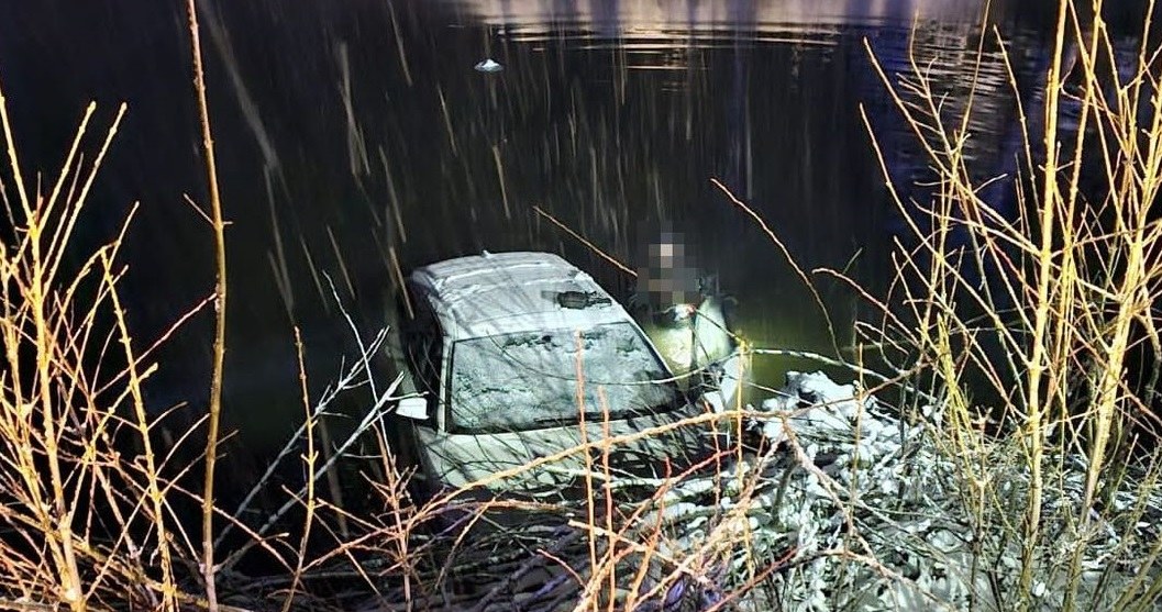 Służby wyciągnęły BMW ze stawu /Policja