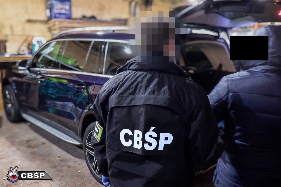 Służby zabezpieczyły m.in. telefony, laptopy, pieczątki i obszerną dokumentację, ponad 40 tys. zł i samochód osobowy o wartości ok. 120 tys. /CBŚP /