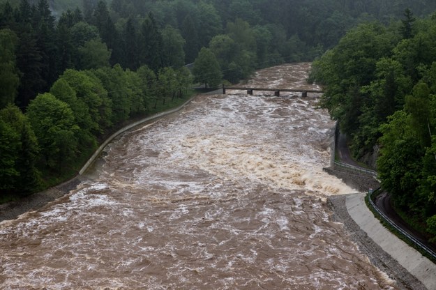 Służby zapewniają, że nie ma bezpośredniego zagrożenia powodziowego /Maciej Kulczyński /PAP