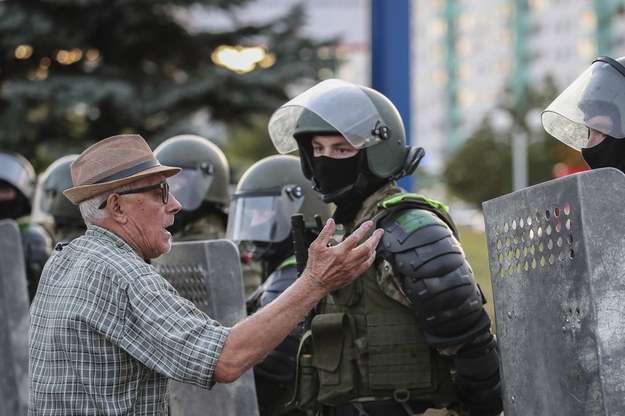 Służby zatrzymały kilka tysięcy protestujących /TATYANA ZENKOVICH  /PAP/EPA