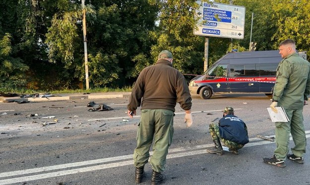 Służby zbierające resztki po aucie Duginy /RUSSIAN INVESTIGATIVE COMMITEE /PAP/EPA