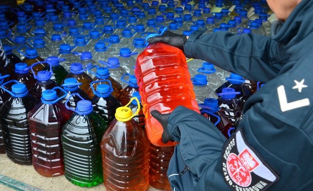 Służby zlikwidowały magazyn bimbru, to ponad 3 tys. litrów nielegalnego alkoholu