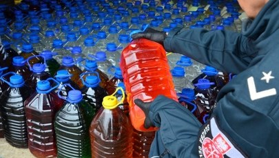 Służby zlikwidowały magazyn bimbru, to ponad 3 tys. litrów nielegalnego alkoholu