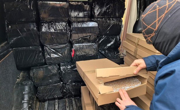 Służby zlikwidowały nielegalną produkcję papierosów. Zatrzymano osiem osób