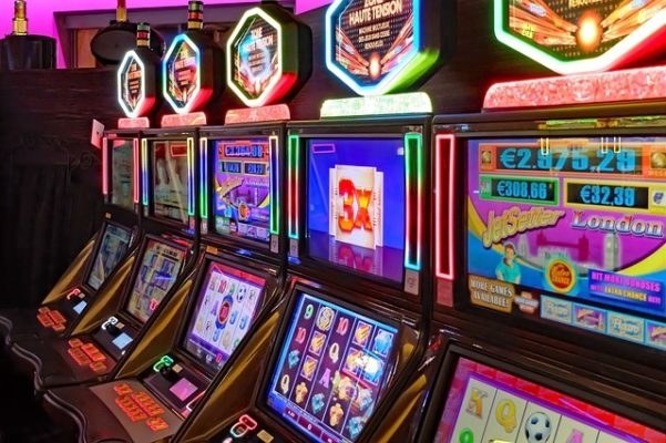 Służby zlikwidowały nielegalny salon gier hazardowych w Malborku /Shutterstock