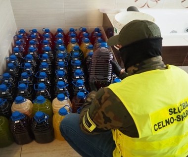 Służby zlikwidowały rozlewnię i magazyny bimbru - w sumie ponad 5 tys. litrów alkoholu