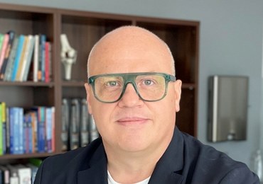 Dr Konrad Słynarski wprowadza w swojej praktyce lekarskiej coraz nowsze, lepsze i skuteczniejsze metody leczenia problemów ortopedycznych. Prowadzi badania nad przeszczepianiem komórek macierzystych i tworzeniem z nich chrząstek. Ortopeda wykonał m.in. pierwszy w Polsce przeszczep chondrocytów. 