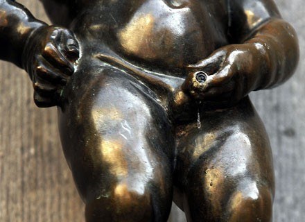 Słynna brukselska rzeźba - Manneke Pis - jako ilustracja męskich problemów z prostatą /AFP
