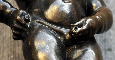 Słynna brukselska rzeźba - Manneke Pis - jako ilustracja męskich problemów z prostatą /AFP