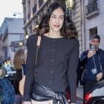 Słynna it-girl powraca. Alexa Chung podbija Paryż. Kultowa torebka robi furorę