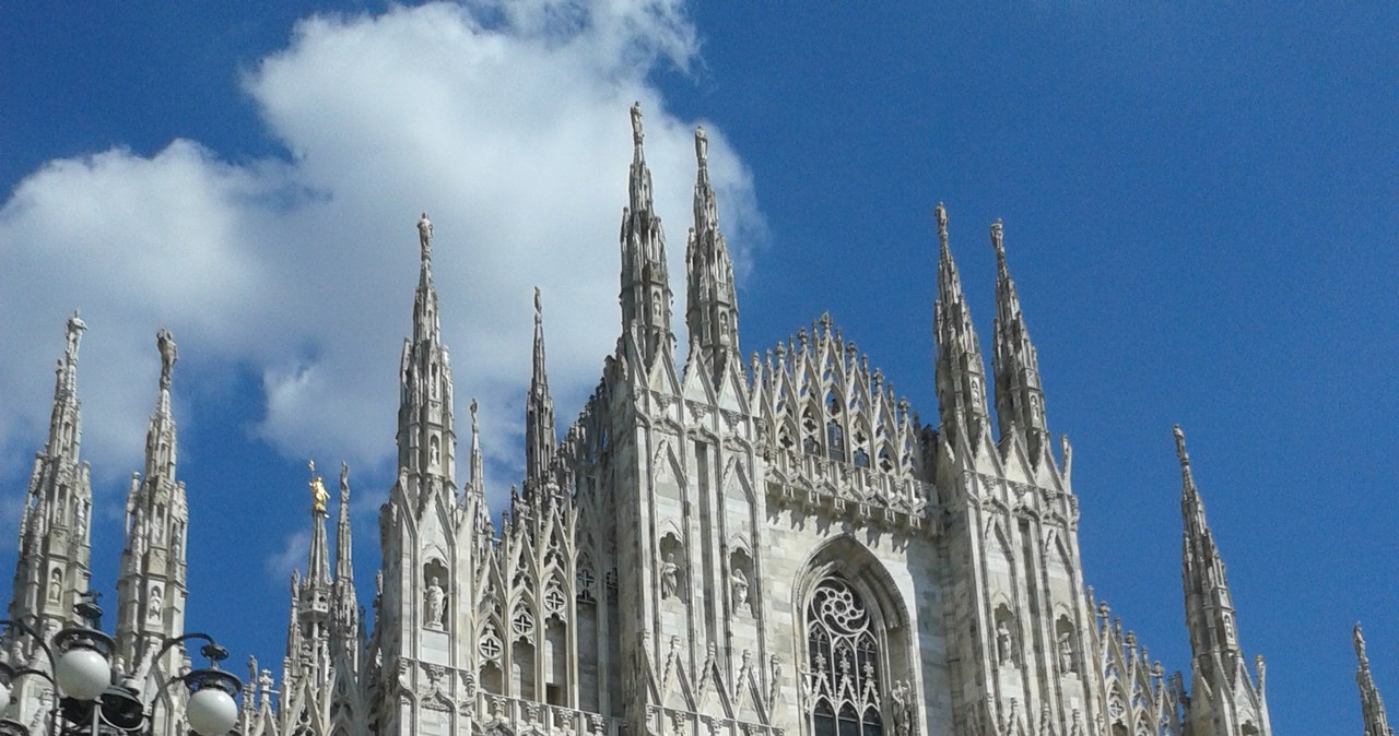 Słynna mediolańska katedra Duomo, warto wejść na dach i rozejrzeć się po okolicy, fot. DJ /INTERIA.PL