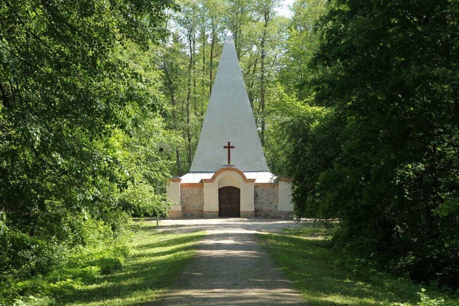 Słynna piramida w Rapie /Tomasz Waszczuk /PAP