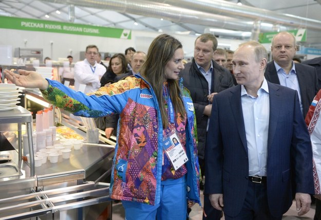 Słynna tyczkarka Jelena Isinbajewa oprowadza Władimira Putina po wiosce olimpijskiej /ALEXEI NIKOLSKY/RIA NOVOSTI/KREMLIN POOL /PAP/EPA